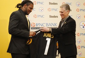 Georgia linebacker Jarvis Jones signs with the Pittsburgh Steelers